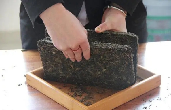 2022年怎么撬普洱茶磚？