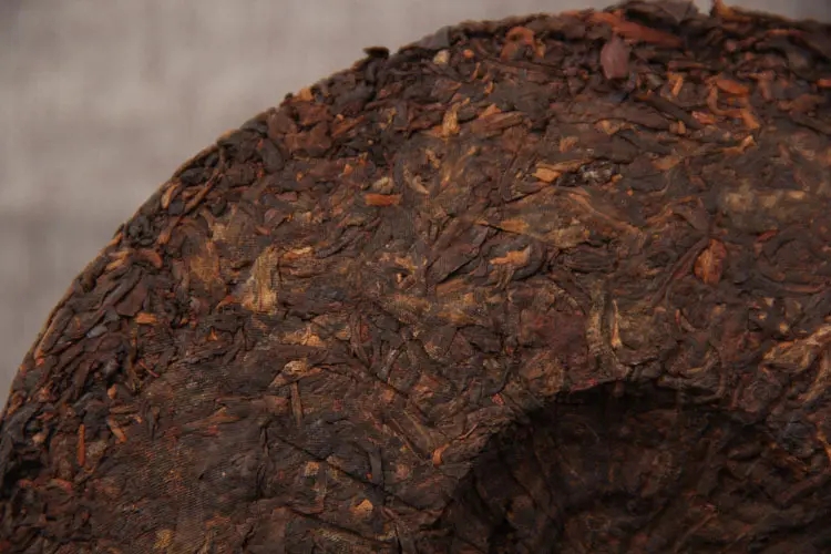 如何判斷普洱茶是否發(fā)霉？發(fā)霉的普洱茶應(yīng)該怎么處理？
