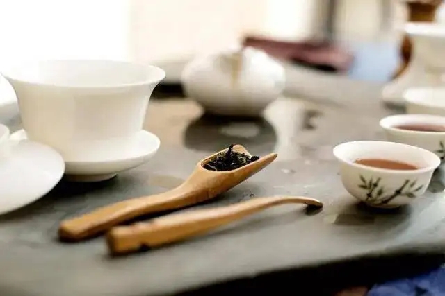 為什么有時喝茶嗓子會發(fā)干？